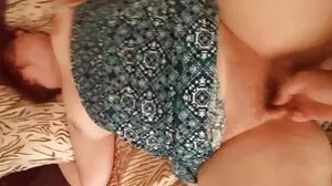 Remaja yang berkelas mempunyai pengembaraan seksual di cerita lucah main makcik pantai