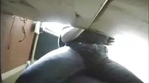 Blonde Roomies Bekerjasama untuk kisah lucah makcik ATM Threesome