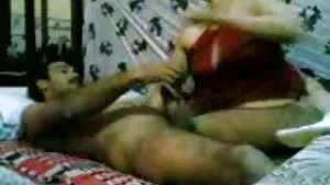 MILF awek berambut perang mendapati dirinya mainan budak lelaki untuk dimainkan cerita seks makcik
