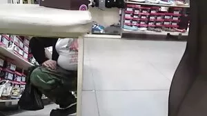 Jalang panas Tara cerita seks makcik Ashley mendapat air mani panas di mukanya